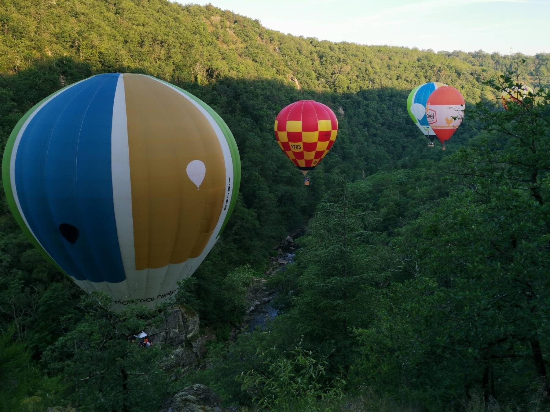 Montgolfières alignées dans la vallée de la Cance